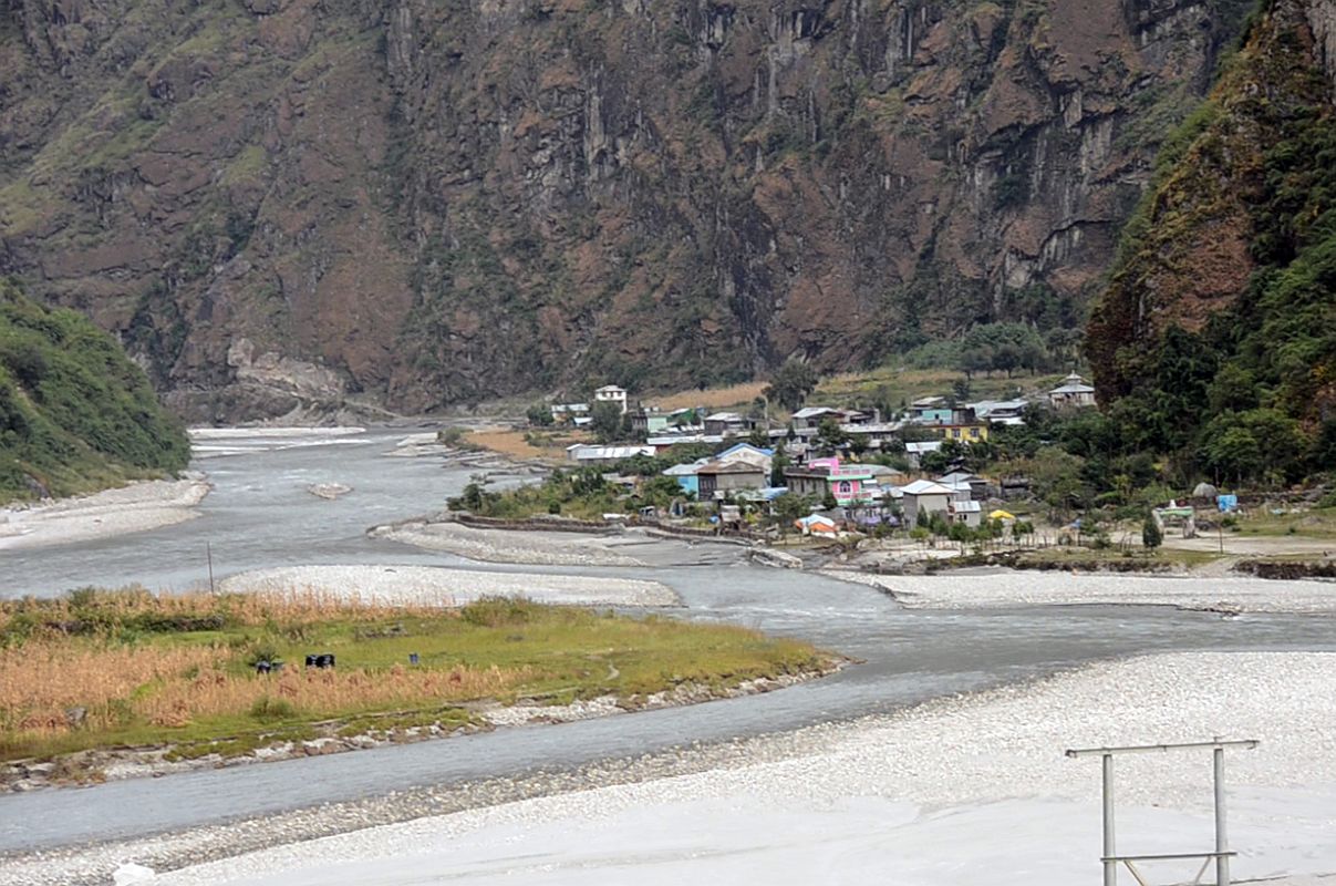 05 Tal Village Next To The Marsyangdi River On the Annapurna Circuit 